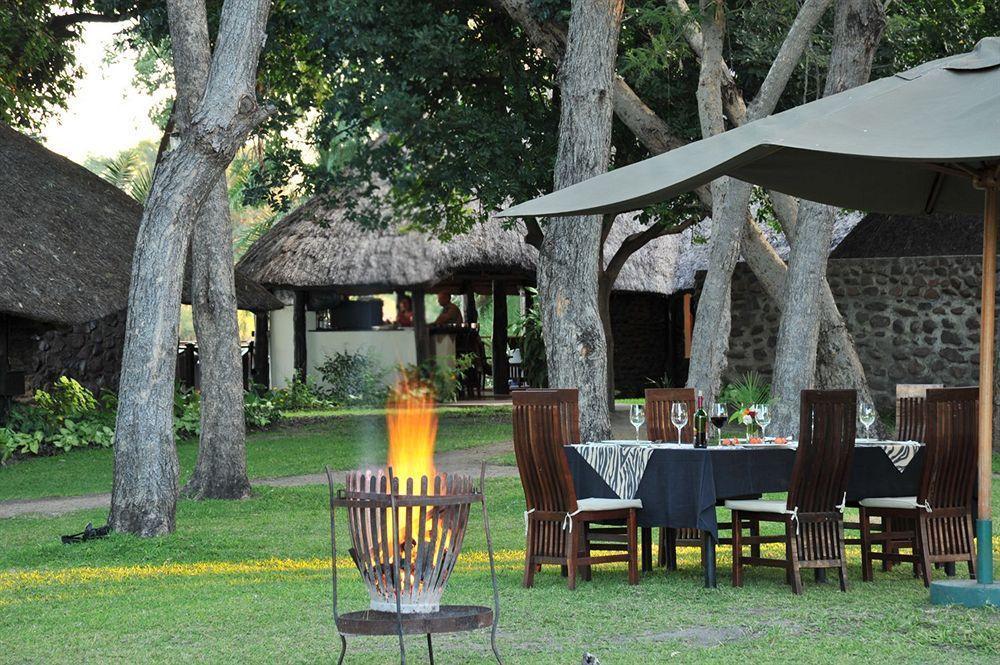 Three Cities Thorntree River Lodge リビングストン エクステリア 写真